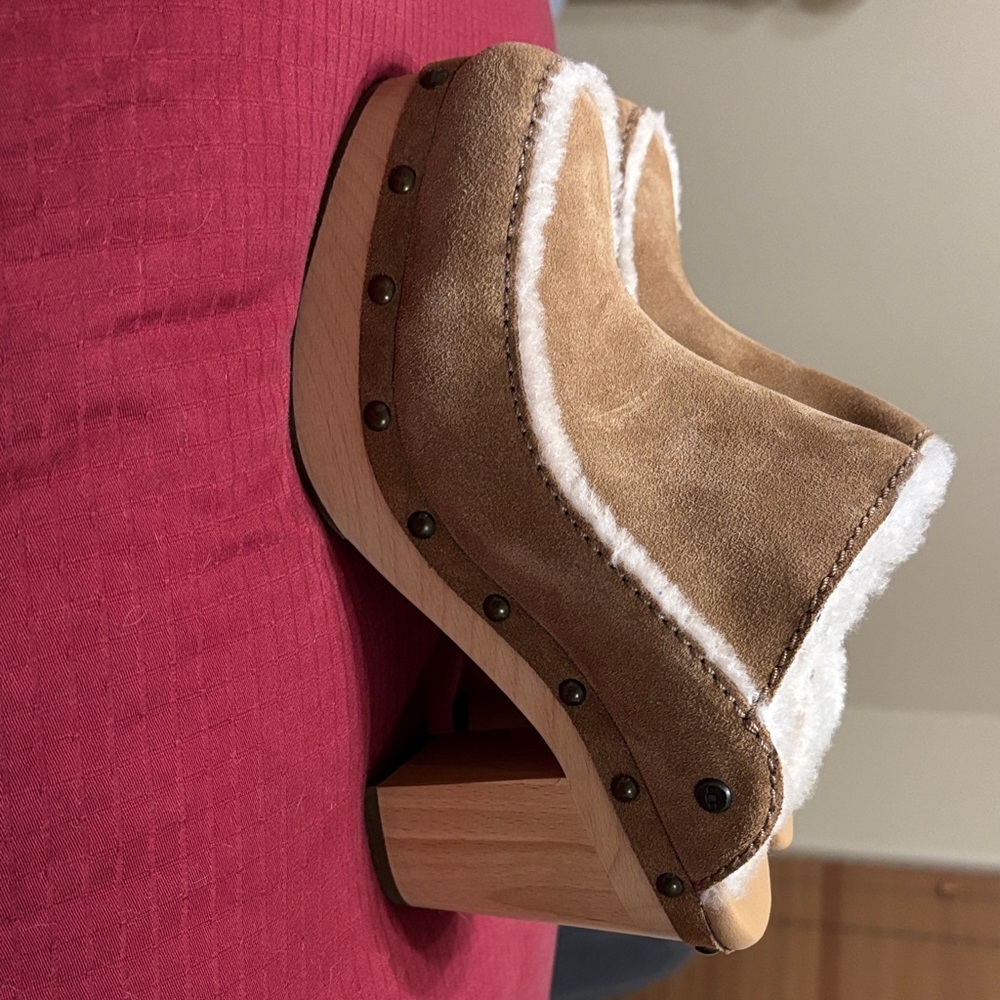 UGG Brown Shearling Mules
Size6
Not stepped